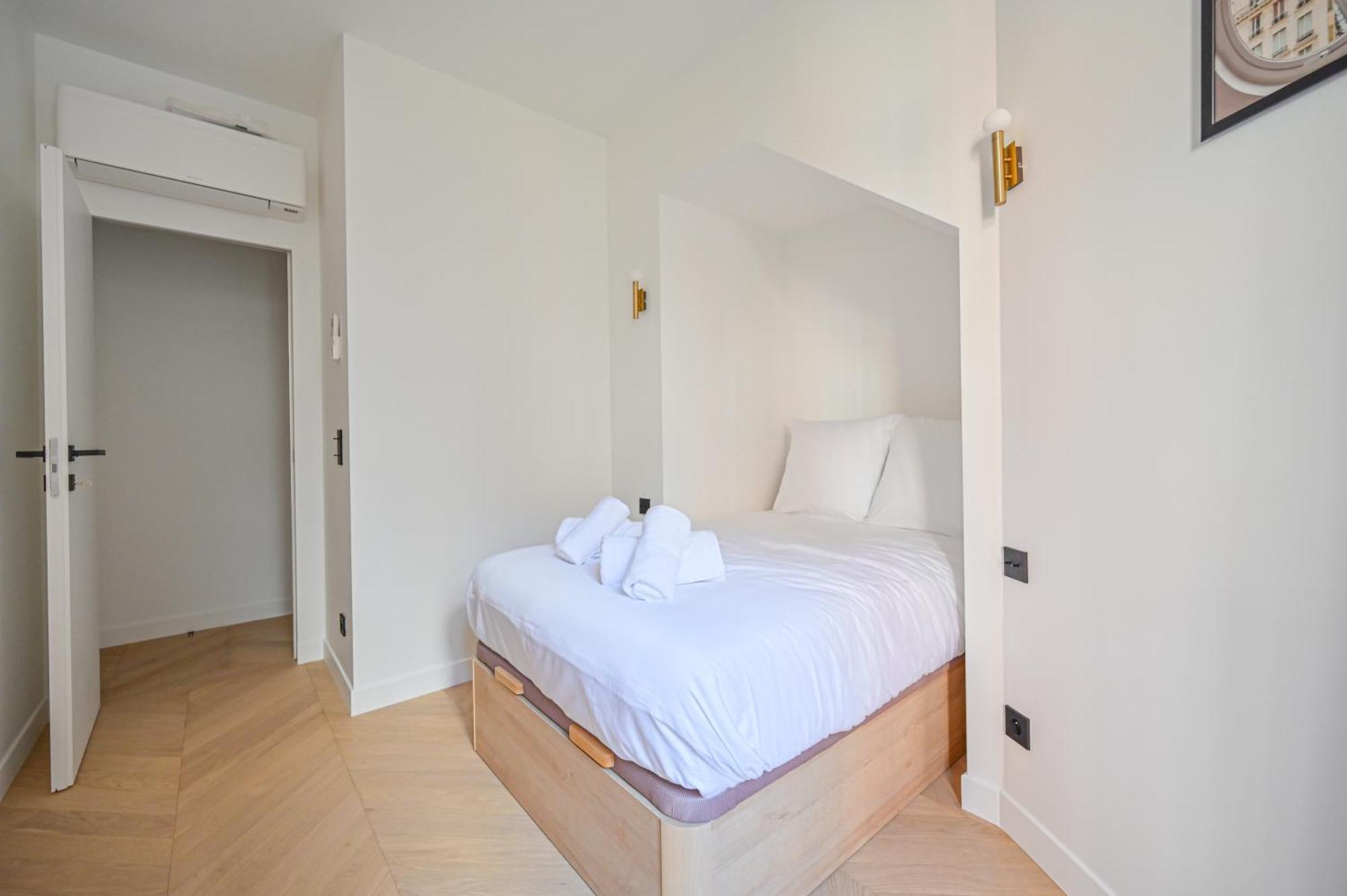 Sumptuous & Serene Parisian Flat Luaran gambar