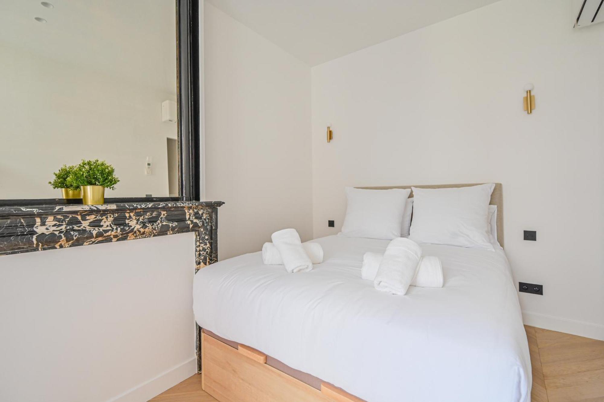 Sumptuous & Serene Parisian Flat Luaran gambar