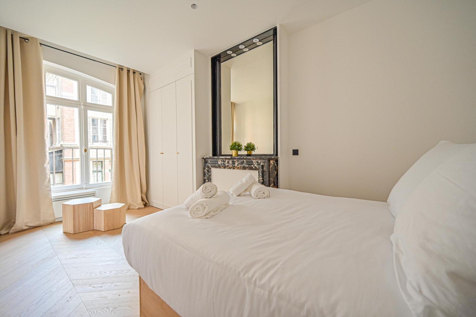 Sumptuous & Serene Parisian Flat Luaran gambar